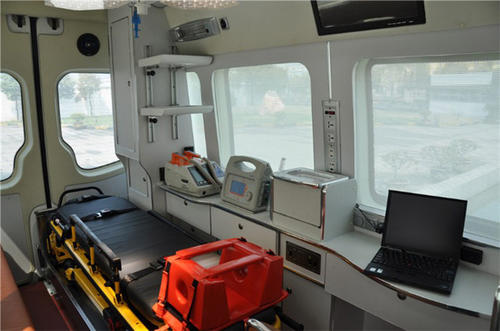 平昌县救护车内部